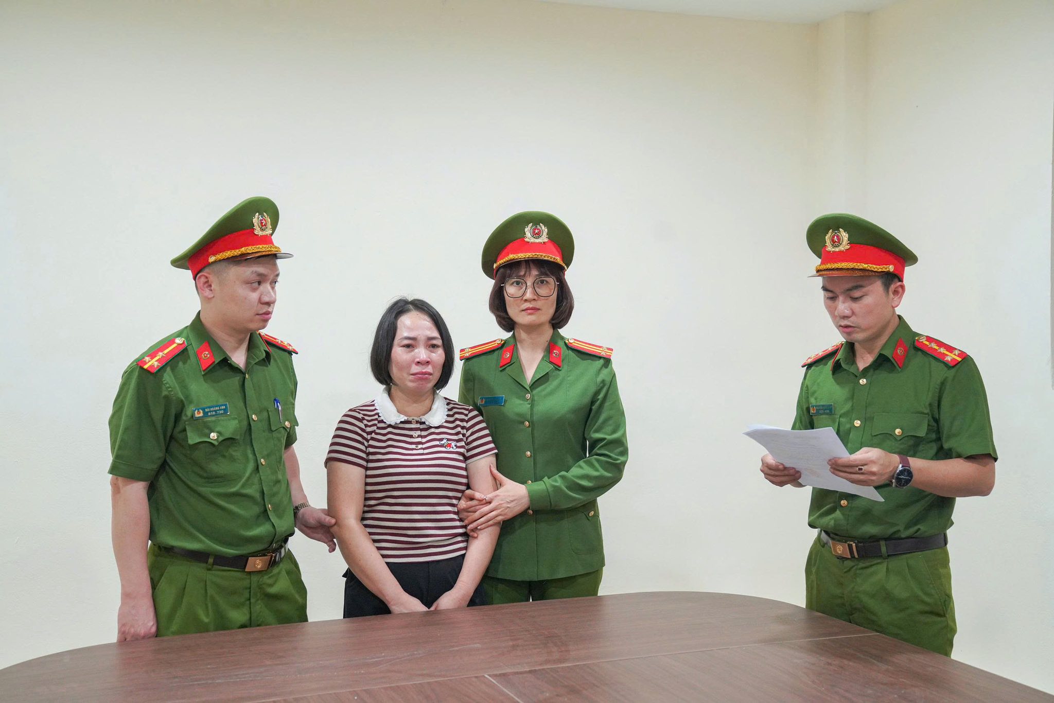 Đối tượng Hoàng Thị Xuân Hòa, Kế toán Trường Phổ thông dân tộc nội trú THCS và THPT Yên Lập.