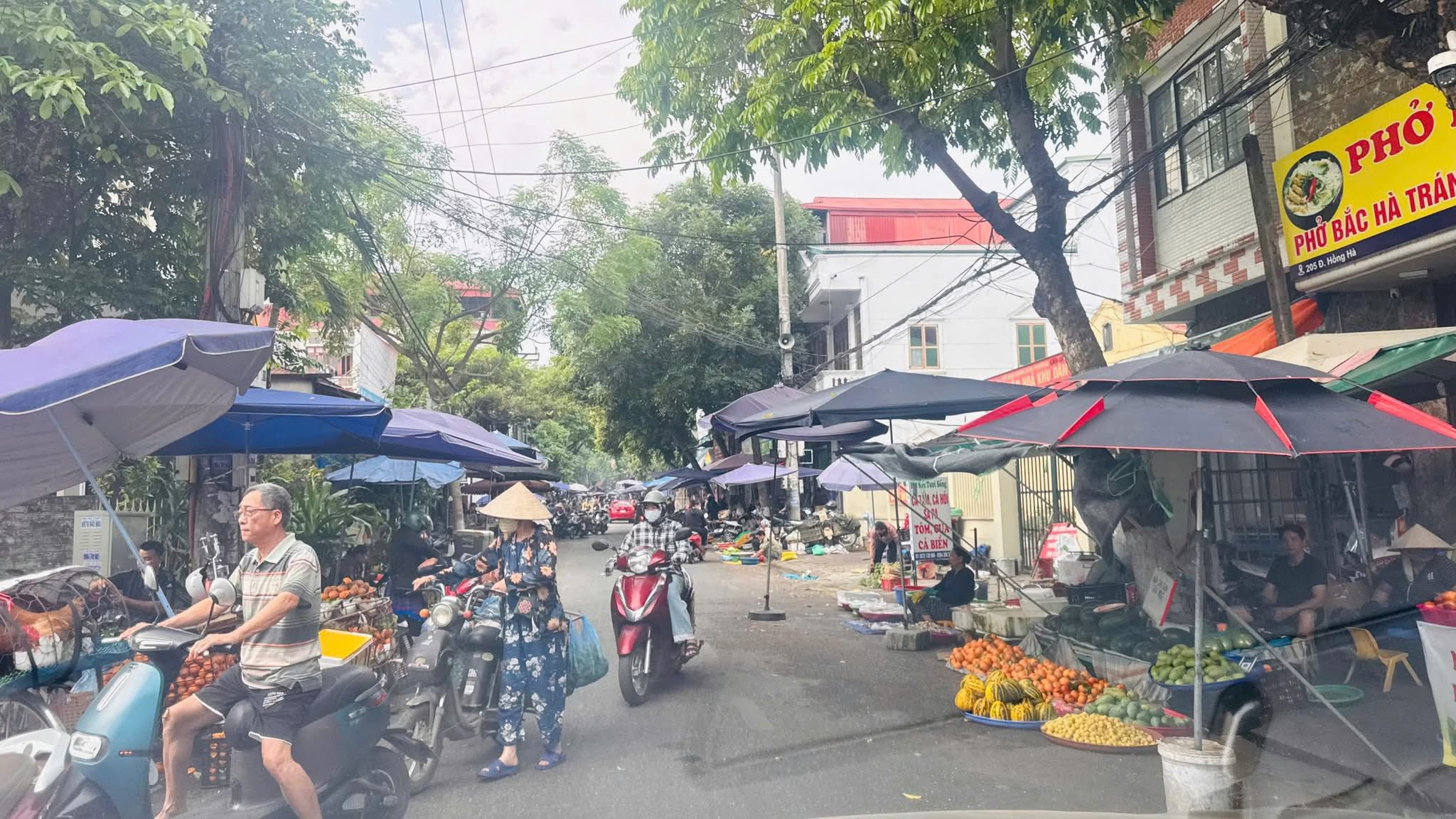 Phường Lào Cai ra quân lập lại trật tự đô thị tuyến đường Hồng Hà 1 Trước đó, trên mạng xã hội, nhiều người dân phản ánh tình trạng lấn chiếm lòng đường, vỉa hè tại đường Hồng Hà; hình ảnh đăng tải trên fanpage Lào Cai Online cho thấy các hộ kinh doanh dựng ô, bày quầy hàng chiếm khoảng 1/3 diện tích mặt đường, gây ảnh hưởng đến giao thông và mỹ quan đô thị.