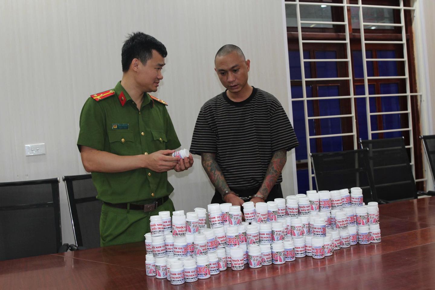 Đối tượng Nguyễn Duy Sơn cùng số tang vật tại Cơ quan Công an.