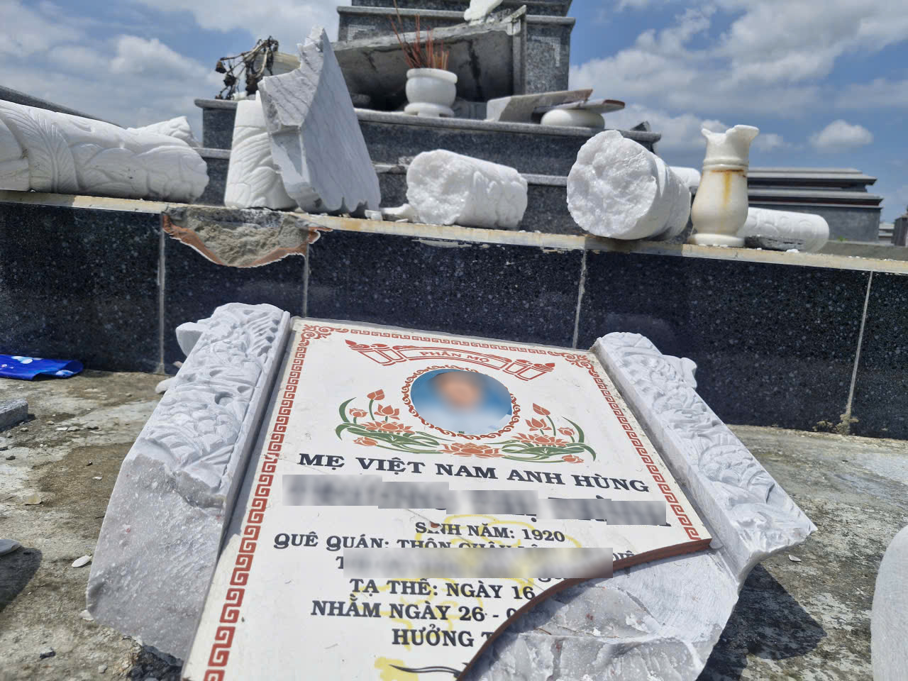 Bia Mộ Mẹ Việt Nam Anh Hùng Bị Đập Phá Bất Thường, Nghi Vấn Từ Mâu Thuẫn Đất Đai 1 Bia mộ bị đập phá hư hỏng