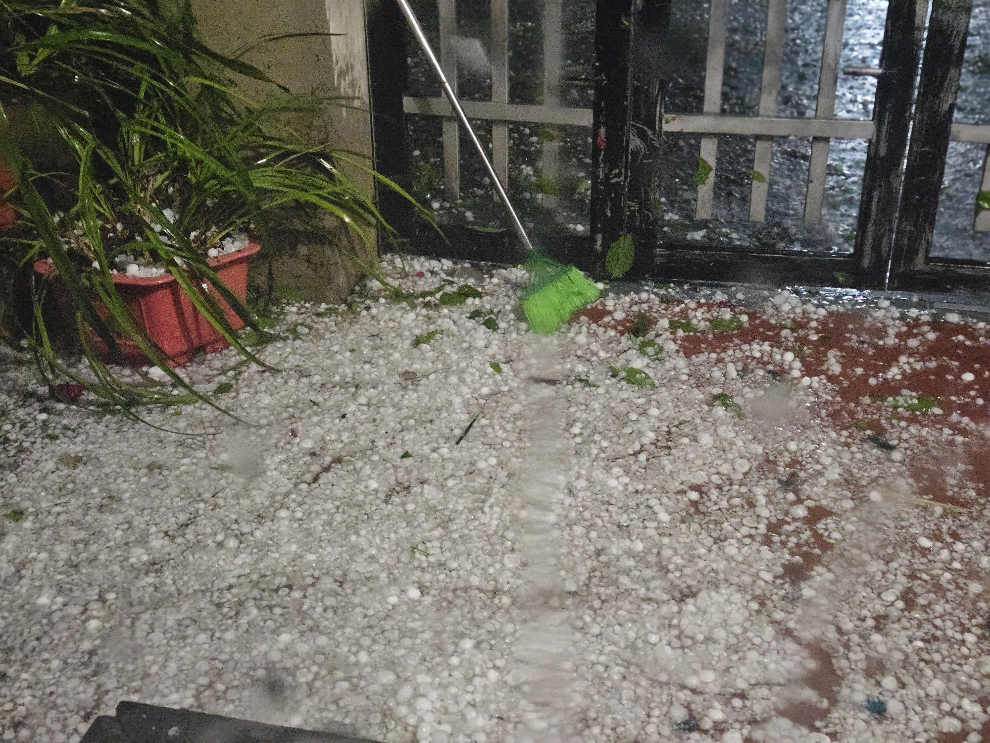 Miền Bắc đón mưa giông kéo dài 8 ngày, cảnh báo mưa đá, lốc sét 1 Mưa đá tại trung tâm xã Bắc Hà Lào Cai