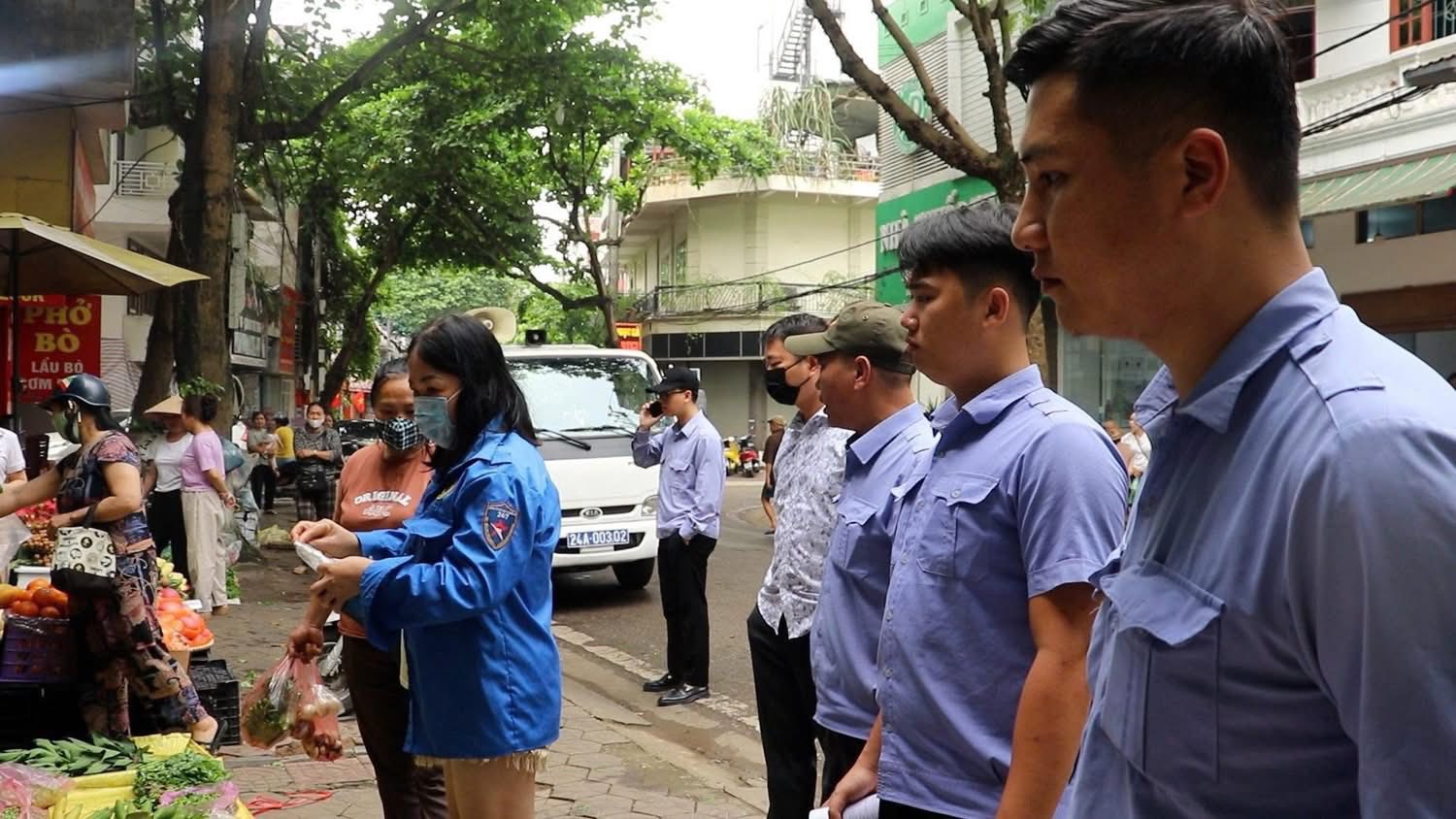 Phường Lào Cai ra quân lập lại trật tự đô thị tuyến đường Hồng Hà 2 Người dân được chính quyền địa phương nhắc nhở chấp hành quy định, không lấn chiếm lòng đường, vỉa hè để đảm bảo trật tự đô thị và an toàn giao thông. Ảnh Trung tâm DVTH phường Lào Cai