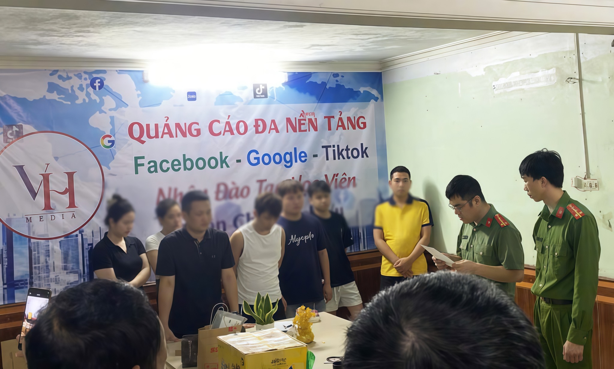 Cơ quan An ninh điều tra, Công an tỉnh Hưng Yên thi hành lệnh khám xét tại nơi hoạt động của các đối tượng.