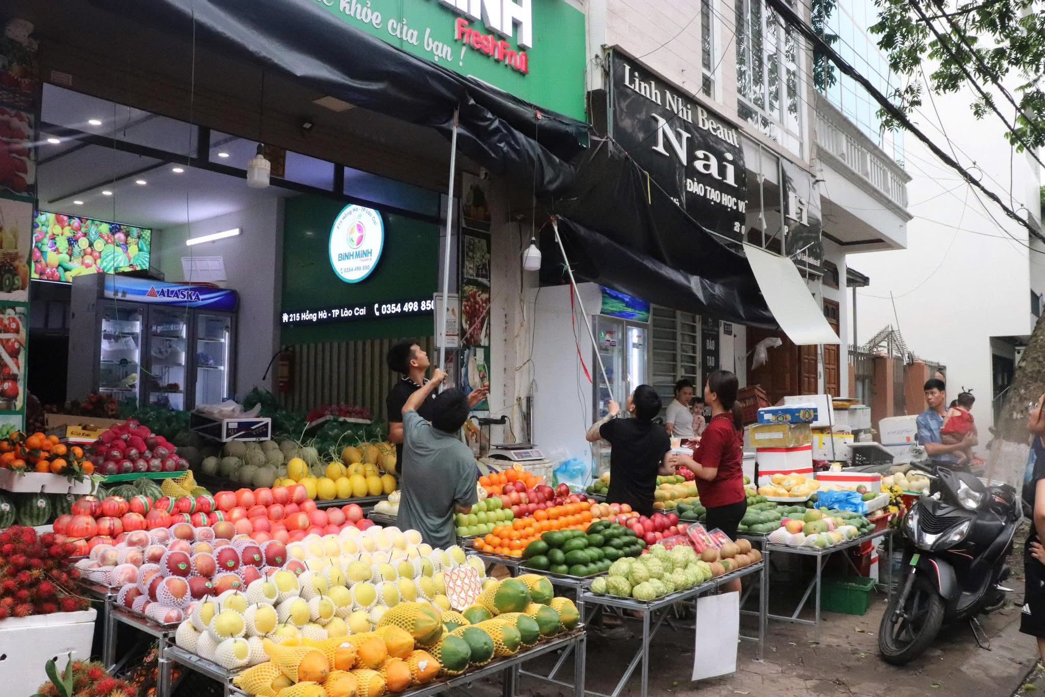Phường Lào Cai ra quân lập lại trật tự đô thị tuyến đường Hồng Hà 3 Các hộ gia đình kinh doanh chủ động tháo dỡ mái che, biển quảng cáo và các gian hàng lấn chiếm lòng đường, vỉa hè, góp phần đảm bảo mỹ quan đô thị và an toàn giao thông.Trung tâm DVTH phường Lào Cai