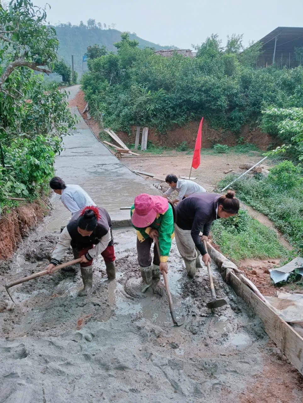 Người dân thôn Làng Mảnh cùng nhau trộn bê tông, thi công tuyến đường bê tông mới.