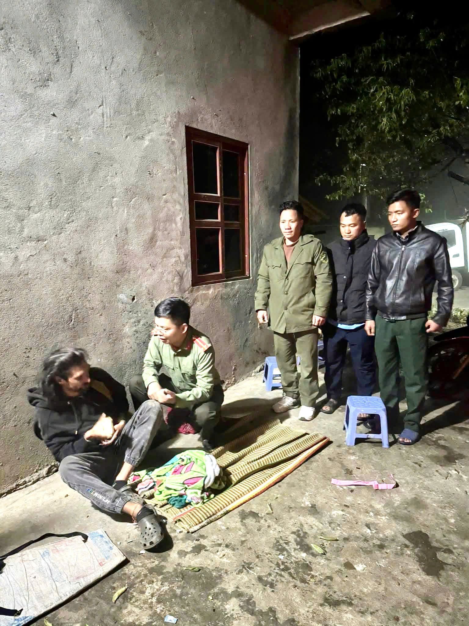 Công an Y Tý xuyên đêm cứu du khách bị tai nạn. Ảnh Công An Xã Y Tý