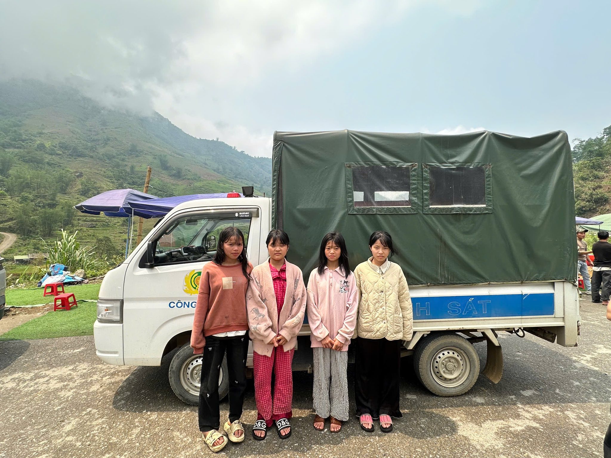 4 nữ sinh bỏ học đi làm được Công An Xã Tả Phìn ngăn chặn kịp thời. Ảnh Công An Xã Tả Phìn