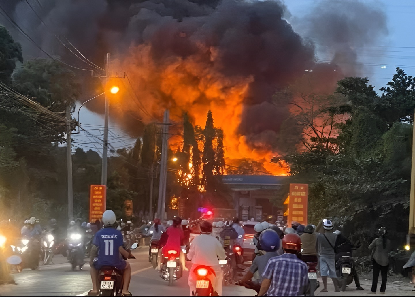 Vụ cháy tại nhà xưởng gia công nệm, mút thuộc Công ty TNHH Tong Fu (Đường Tân Hiệp 17, phường Tân Hiệp, TP. Hồ Chí Minh) vào ngày 18/4/2026.
