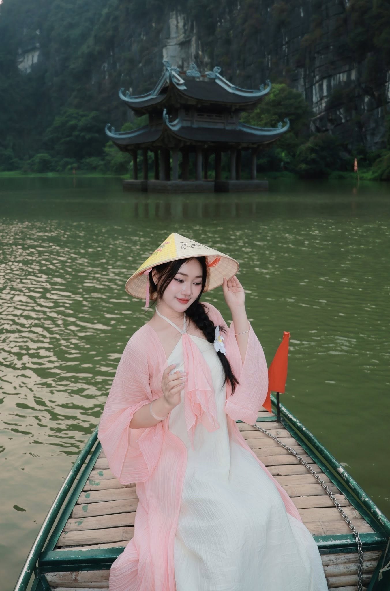 Nhiều bạn trẻ lựa chọn những chuyến du lịch để thư giãn, tái tạo năng lượng sau những ngày làm việc căng thẳng, trong khi nhiều người khác lại ưu tiên dành thời gian quây quần bên gia đình, tận hưởng sự bình yên và ấm áp của những ngày nghỉ.