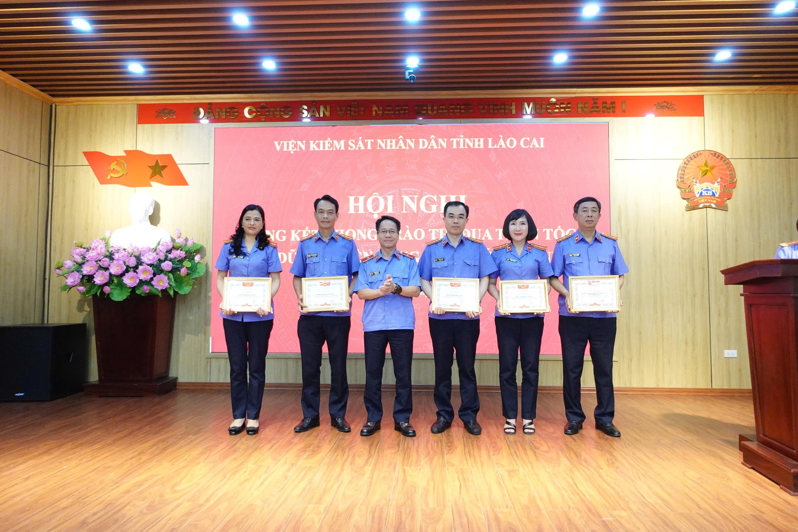 Đồng chí Đỗ Đình Chữ - Viện trưởng VKSND tỉnh Lào Cai trao giấy khen cho tập thể xuất sắc