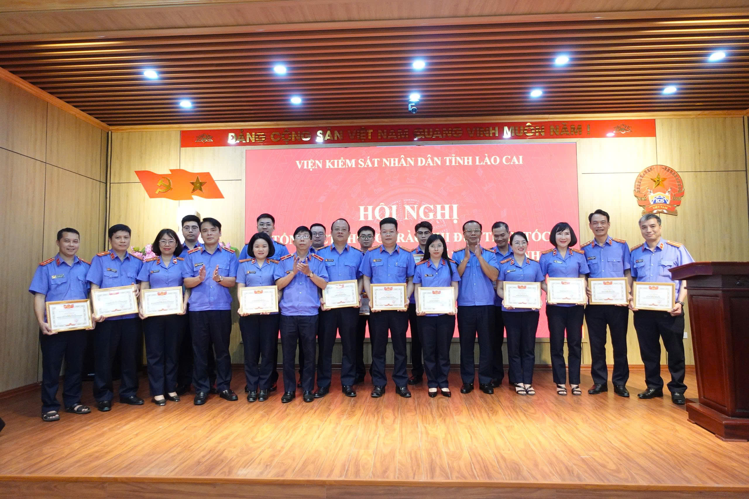 Các đồng chí Phó viện trưởng VKSND tỉnh Lào Cai Cai trao giấy khen cho cá nhân xuất sắc