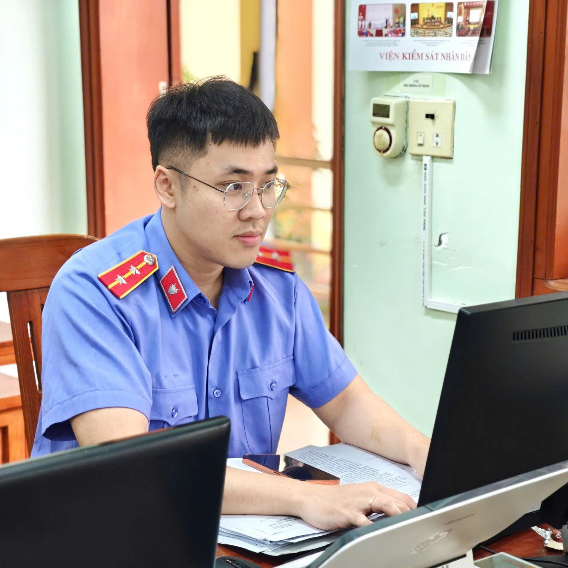 Đồng chí tích cực nhập dữ liệu trong Phong trào thi đua triển khai nhập dữ liệu “thần tốc” trên nền tảng Quản lý án hình sự do VKSND tỉnh Lào Cai phát động