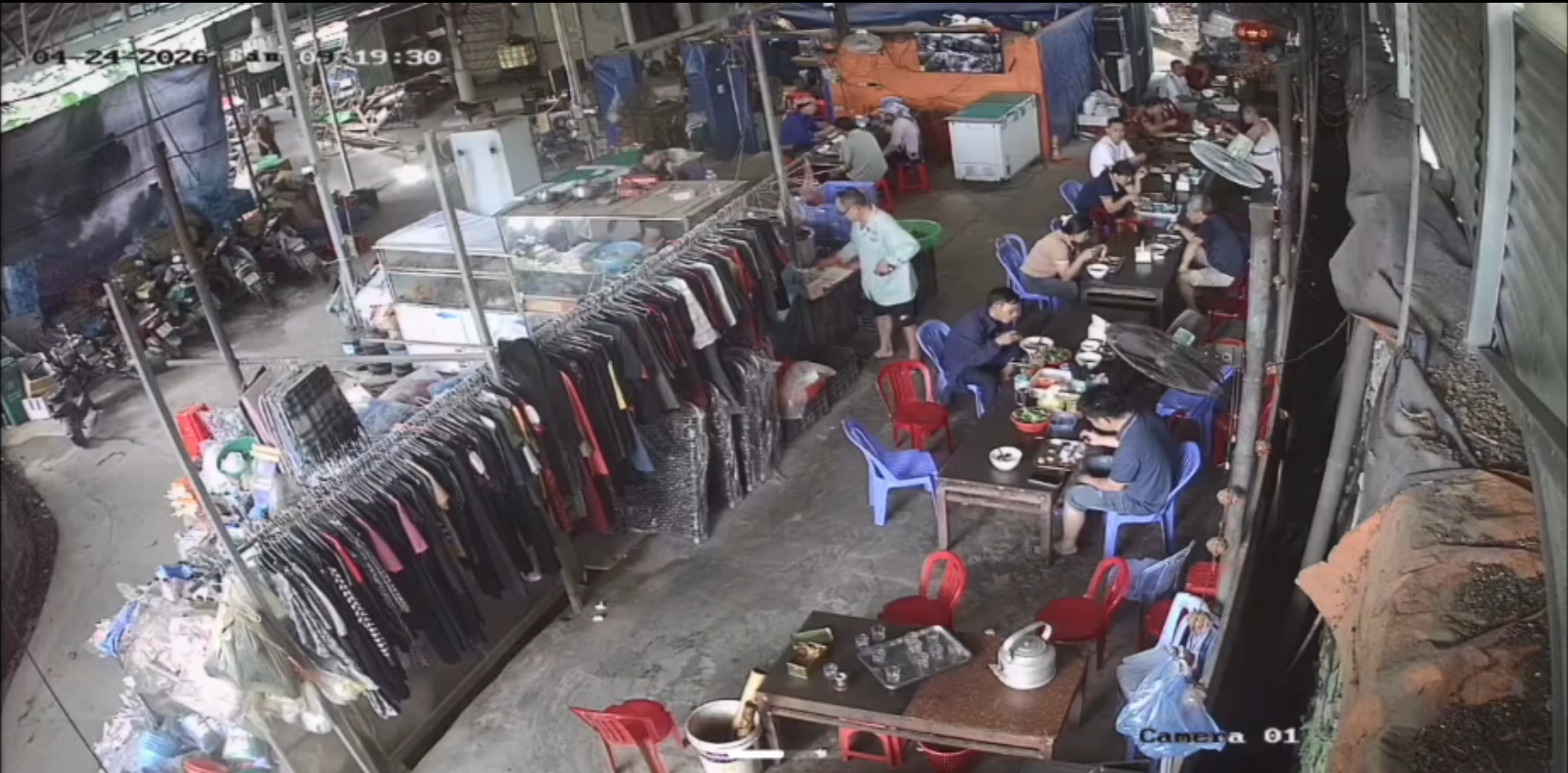 Cụ ông cho ví vào túi áo nhưng không may đánh rơi ra ngoài. Ảnh cắt từ camera