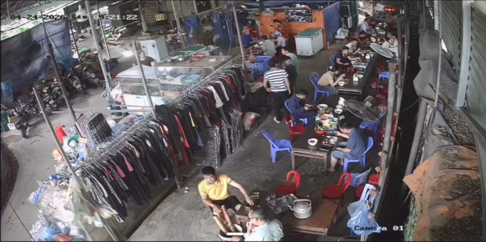 Người đàn ông mở ví kiểm tra sau đó rời đi.