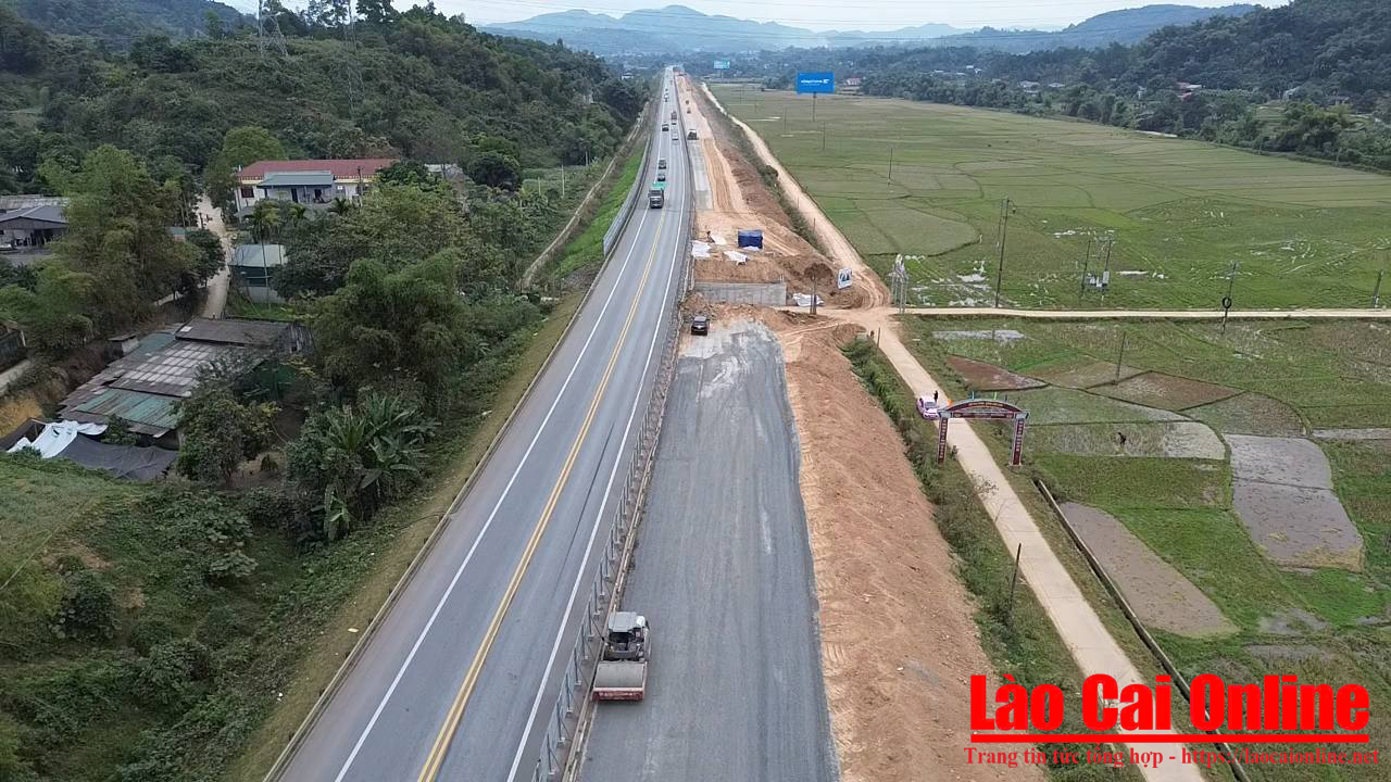 Nhà thầu dựng rào chắn để phục vụ thi công.