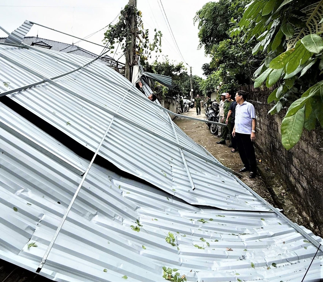 Lốc xoáy cuốn bay mái tôn - Ảnh: Xã Lập Thạch