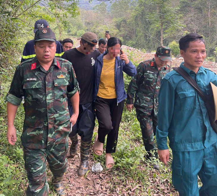 Mẹ của T.A. ôm con trong nước mắt hạnh phúc - Ảnh: Xã Đạo Trù