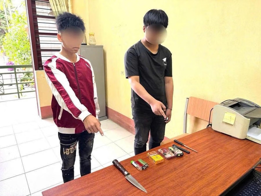 Công an làm việc với nhiều học sinh, trong đó có cả học sinh mang vật nhọn đến trường. (Ảnh: Công an xã Văn Bàn).