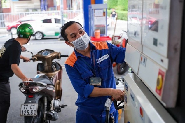 Giá xăng dầu đồng loạt giảm mạnh. 