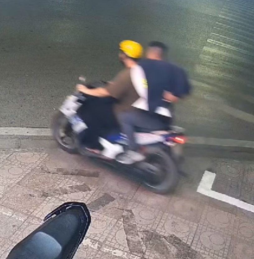 Mời Cưới Trên Mạng, Hai Thanh Niên Kéo Nhau Tới “Ăn Cưới” Rồi Bê Hòm Tiền 320 Triệu 2 Hình ảnh 2 đối tượng ôm hòm mừng cưới trộm được