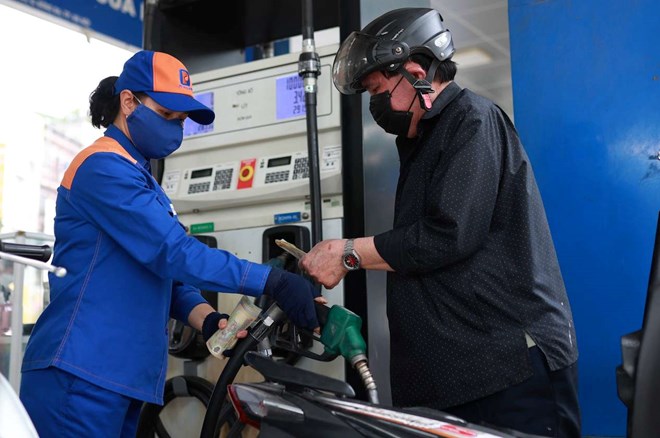 Giá xăng dầu trong phiên điều hành giá chiều nay đồng loạt giảm mạnh. 