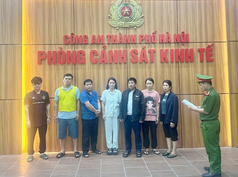 Khởi tố vụ 300 tấn thịt lợn bẩn: Cán bộ thú y thu hơn 2,5 tỉ để “hợp thức hóa” kiểm dịch 3 Tám bị can trong vụ án.