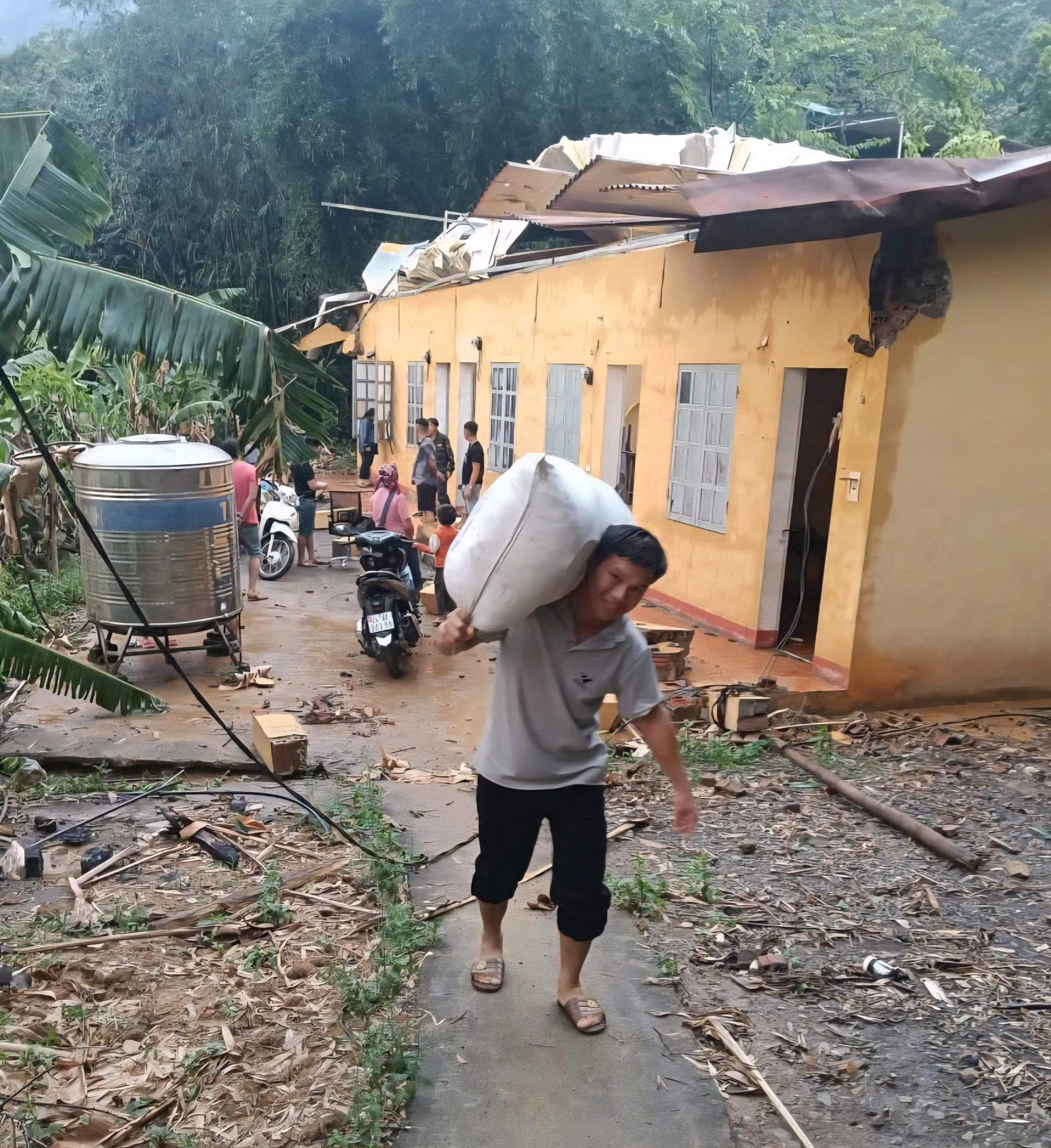 Hiện trạng một căn như bị tốc mái sau trận mưa dông chiều ngày 22/4.