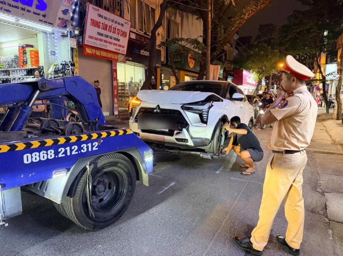Cô Gái Có Biểu Hiện Lạ Gây Tai Nạn Liên Hoàn Ở Hà Nội: Không Cồn, Không Ma Túy 1 Chiếc xe liên quan vụ việc (Ảnh: Công an Hà Nội).