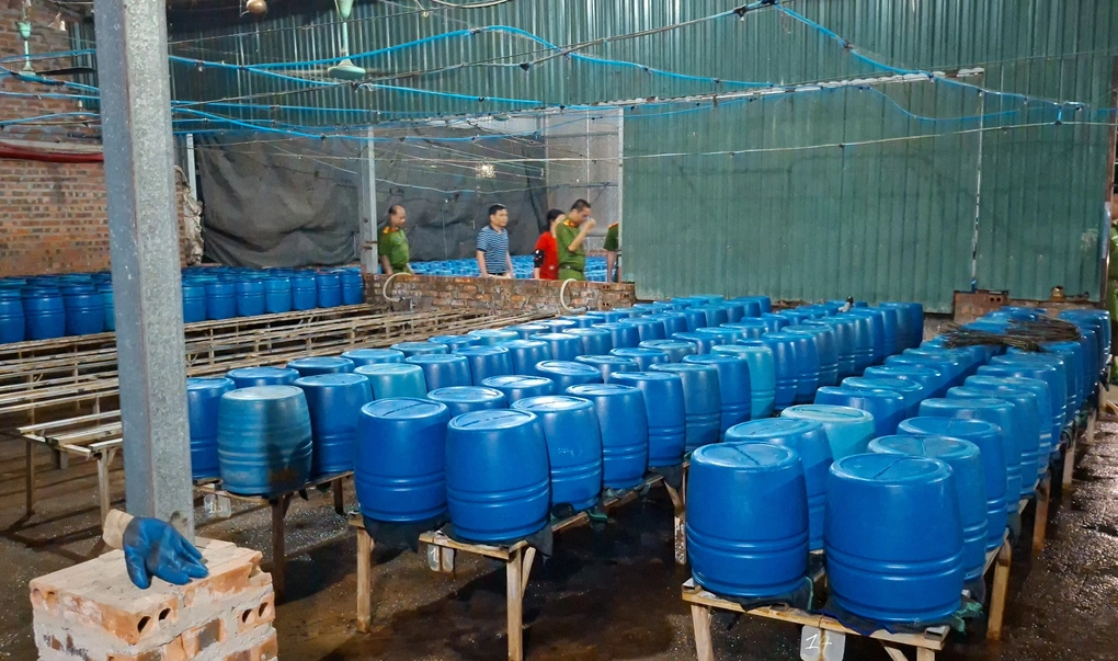 Lào Cai bắt quả tang cơ sở sản xuất giá đỗ chứa 6-BAP 2 Bên trong cơ sở sản xuất giá đỗ của Chu Thị Hòa (Ảnh: Thiên Bình).