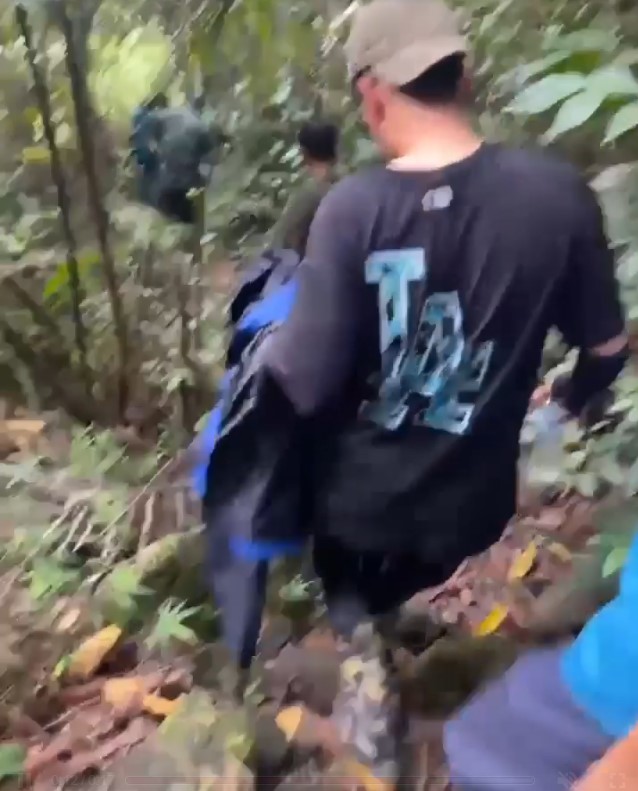 Nam sinh được đưa xuống núi. Ảnh chụp màn hình 