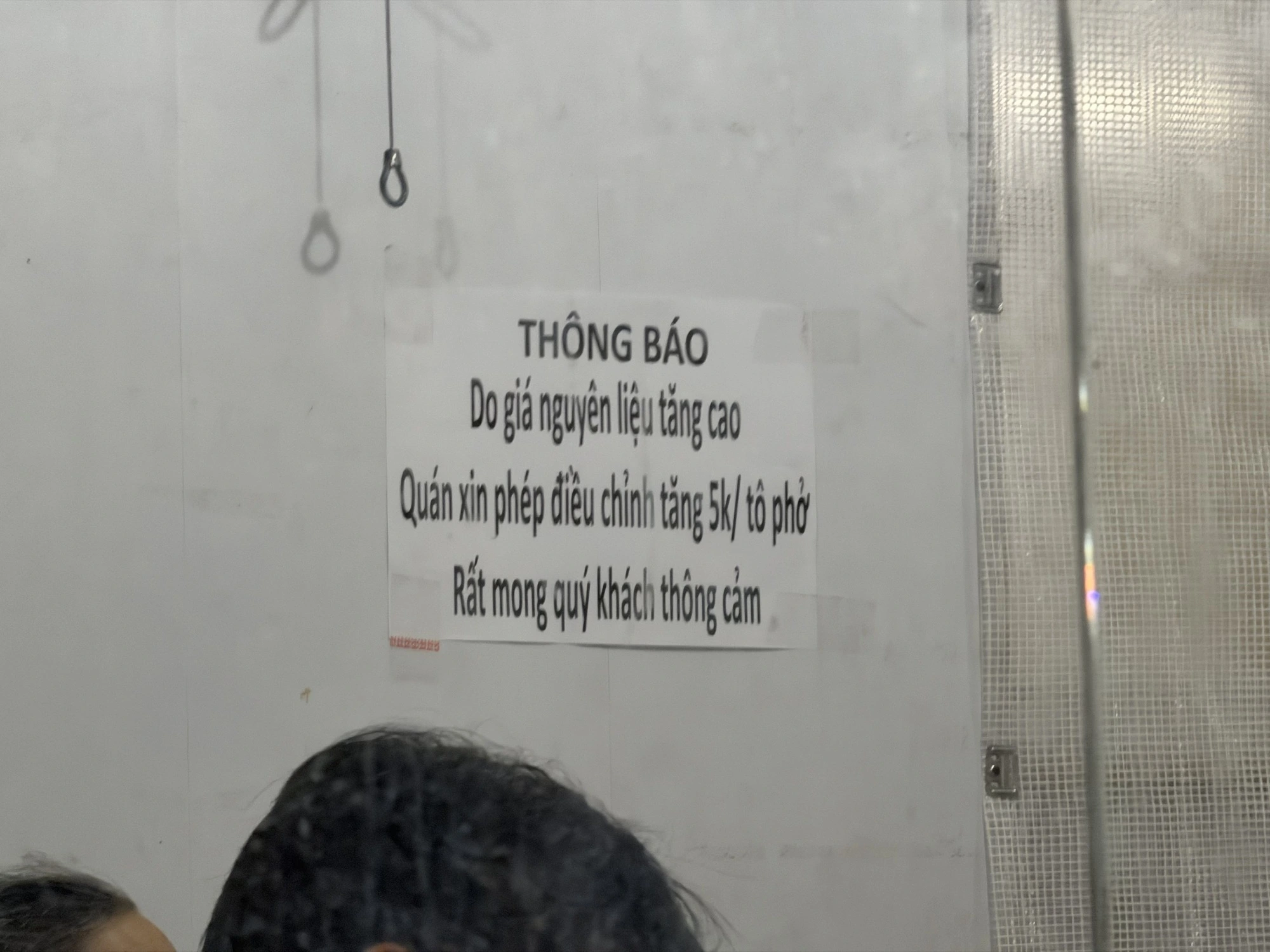 Nhiều quán vẫn giữ giá mới. Ảnh Lê Nam