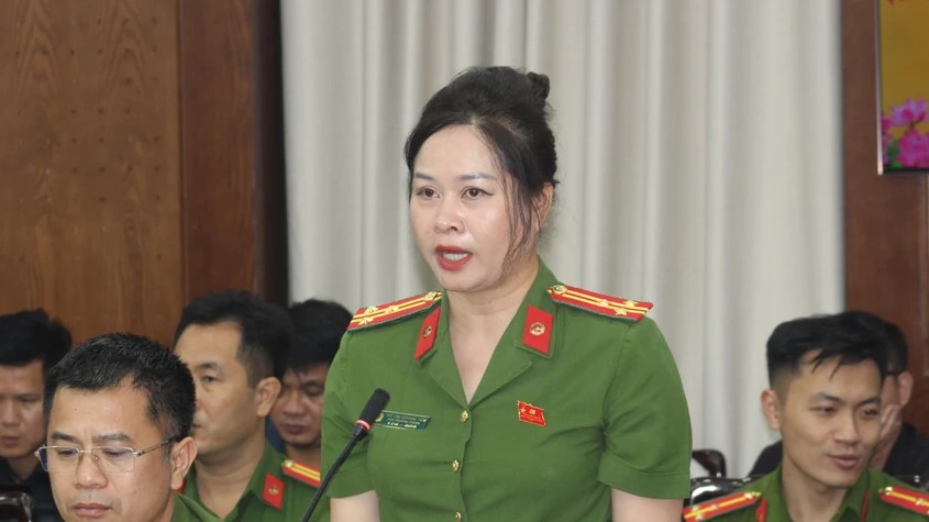 Khởi tố vụ 300 tấn thịt lợn bẩn: Cán bộ thú y thu hơn 2,5 tỉ để “hợp thức hóa” kiểm dịch 2 Đại diện Phòng Cảnh sát kinh tế Công an TP Hà Nội cung cấp thông tin cho báo chí.