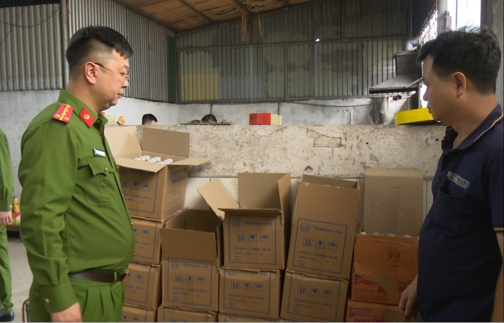 Kiểm tra cơ sở sản xuất giấm tại Công ty TNHH MTV Tuấn Hằng. Ảnh: Công an tỉnh Quảng Ninh