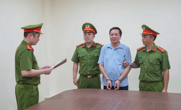 Công an tống đạt các quyết định với bị can Vũ Doanh NamẢNH: CACC