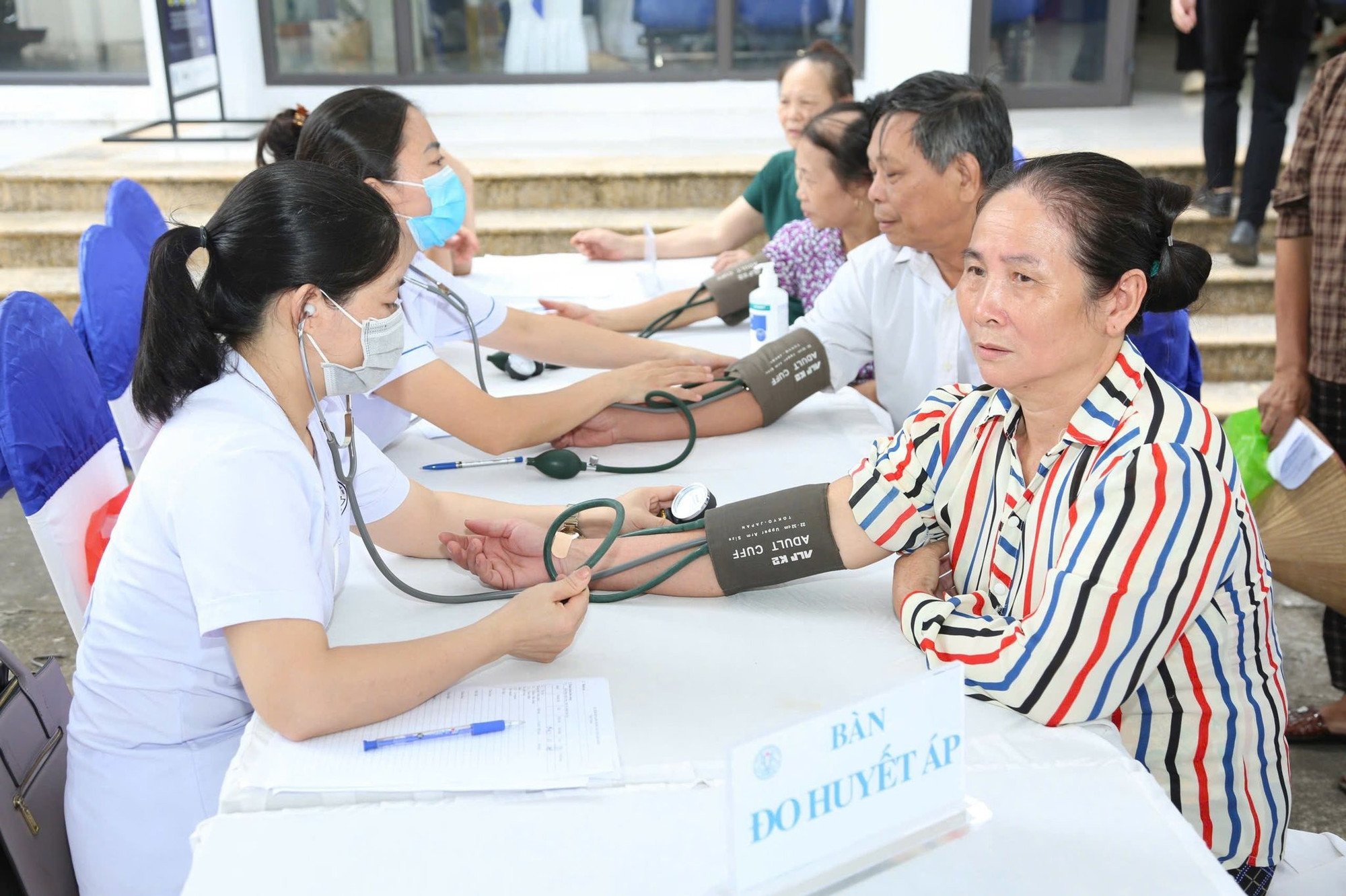 Đề Xuất Lộ Trình Ưu Tiên Khám Sức Khỏe Định Kỳ, Sàng Lọc Miễn Phí Cho Người Dân 1 Từ năm 2026, ưu tiên thực hiện khám sức khỏe định kỳ hoặc khám sàng lọc miễn phí ít nhất mỗi năm một lần cho người cao tuổi, người khuyết tật, người thuộc hộ nghèo, cận nghèo...