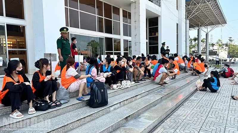 Các công dân Việt Nam do phía Campuchia trao trả, một số trường hợp xuất cảnh trái phép hoặc không có hợp đồng lao động. (Ảnh: HÒA BÌNH)