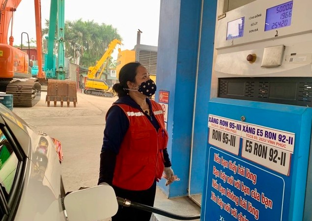 Bộ Công Thương Lên Tiếng Về Việc Điều Hành Giá Xăng Dầu Lúc Nửa Đêm 1 Hình ảnh minh họa