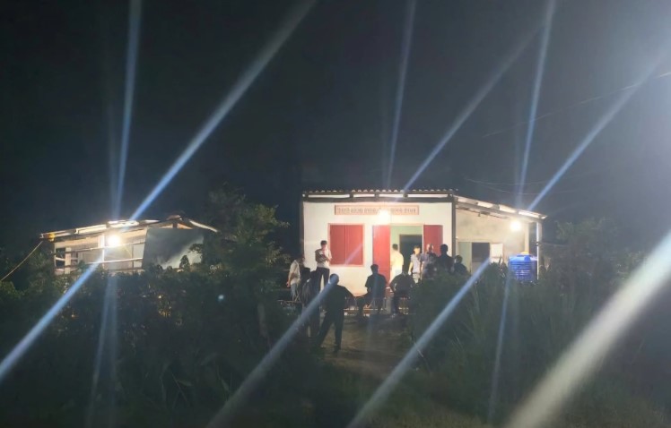 Điều Tra Vụ Nhiều Thi Thể Cháy Trong Căn Nhà Cấp 4 Ở Gia Lai, Người Dân Nói Nghe Tiếng Nổ Lớn 1 Công an và cơ quan chức năng có mặt tại hiện trường ngôi nhà ở xã Cát Tiến, tỉnh Gia Lai điều tra nguyên nhân vụ việc tối 10/4.