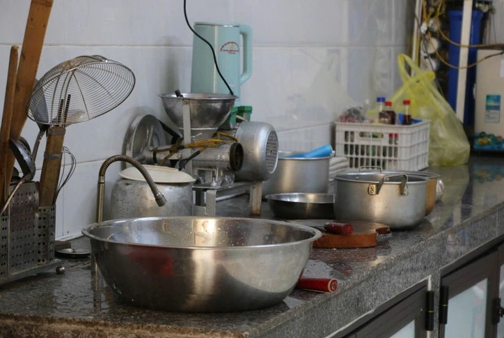 Sau sự việc mất an toàn vệ sinh thực phẩm, hiệu trưởng Trường mầm non Hòa Bình bị đình chỉ để phục vụ công tác kiểm tra - Ảnh: NGUYỄN HOÀN