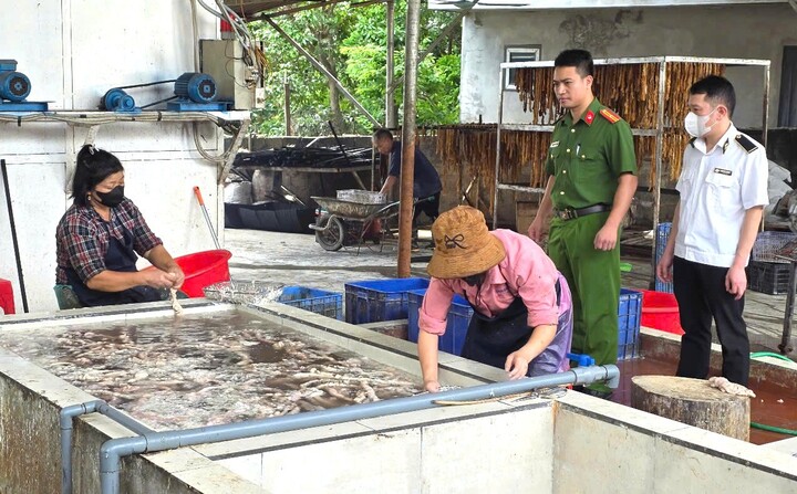 Phát hiện hơn 3 tấn lòng lợn bốc mùi chuẩn bị bán ra thị trường 1 Lực lượng chức năng phá hiện khoảng 3.000kg lòng lợn tươi và 250kg lòng lợn sấy khô chuẩn bị được bán ra thị trường. (Ảnh: Công an Bắc Ninh).