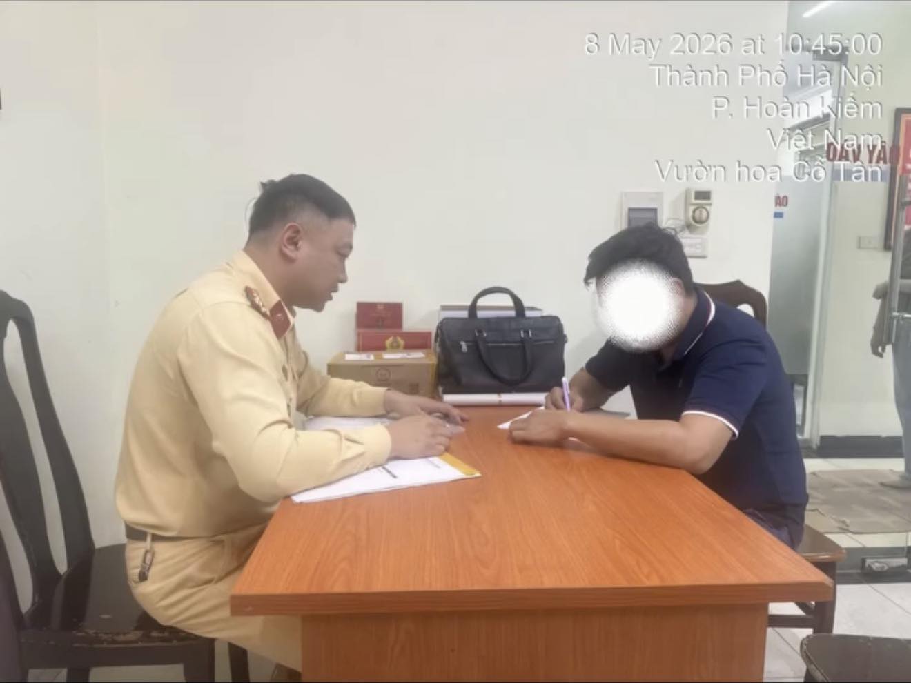 Anh Nguyễn V.H làm việc với lực lượng CSGT