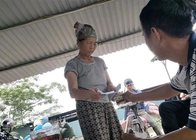 Bà M. phát biên lai thu phí giết mổ cho thương lái