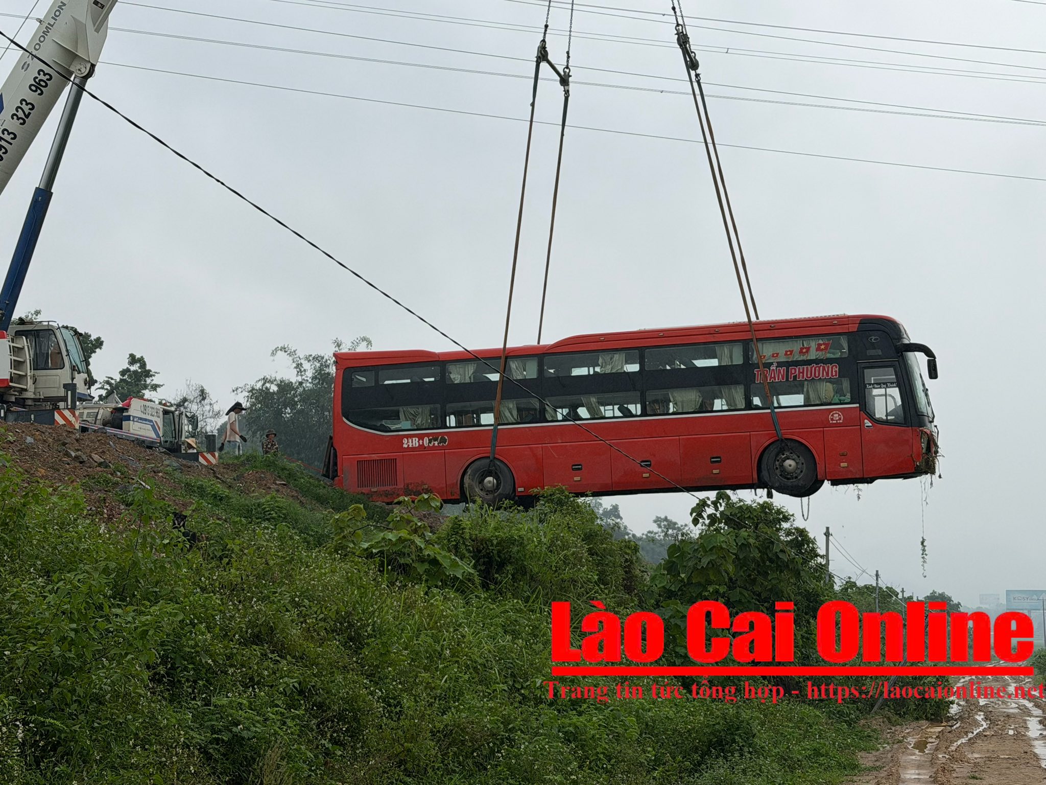 Xe khách gặp nạn trên cao tốc Nội Bài - Lào Cai đoạn km 239. Ảnh Du Kỷ