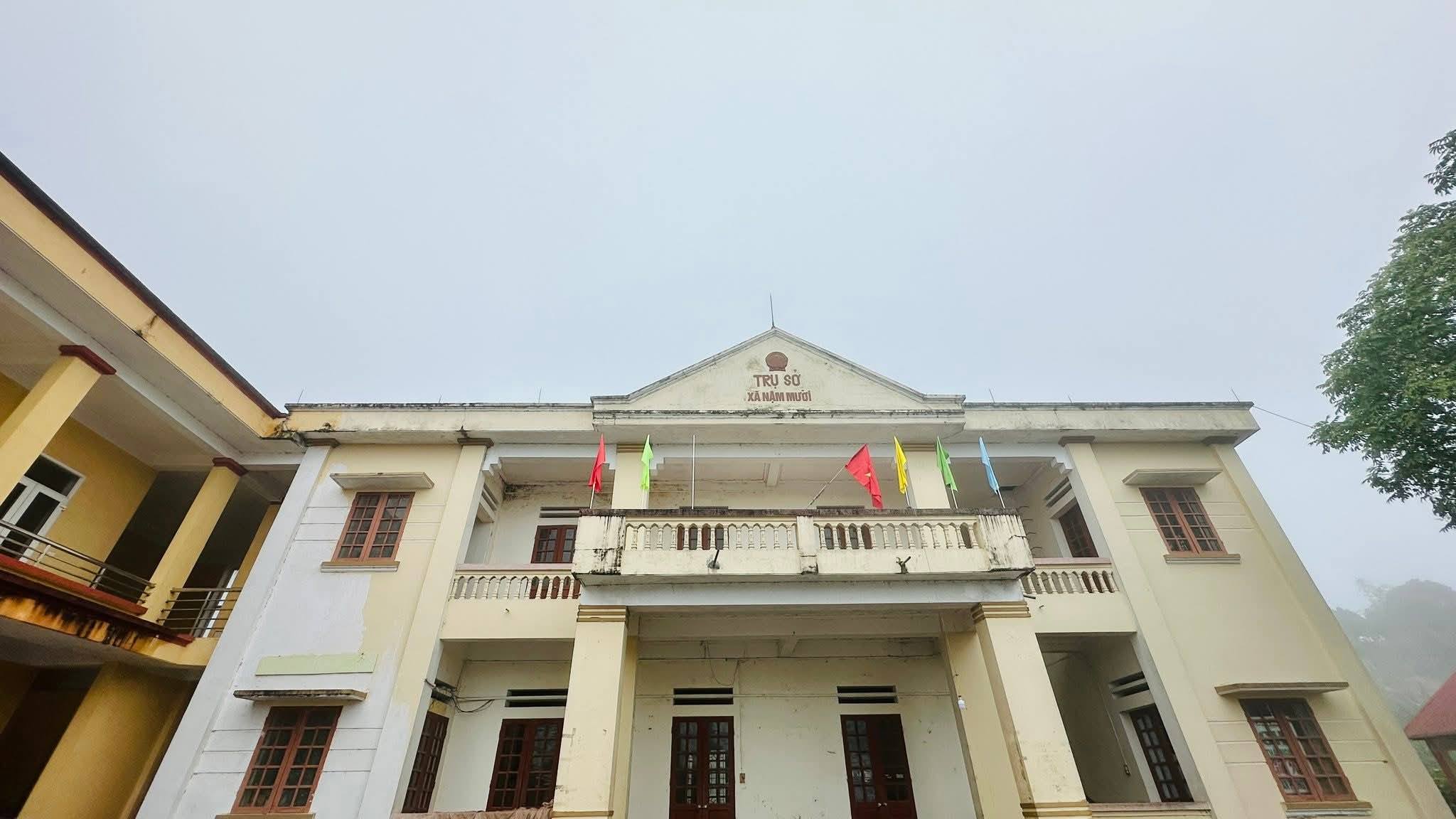 Dãy nhà giáo viên xuống cấp, nứt tường nghiêm trọng.