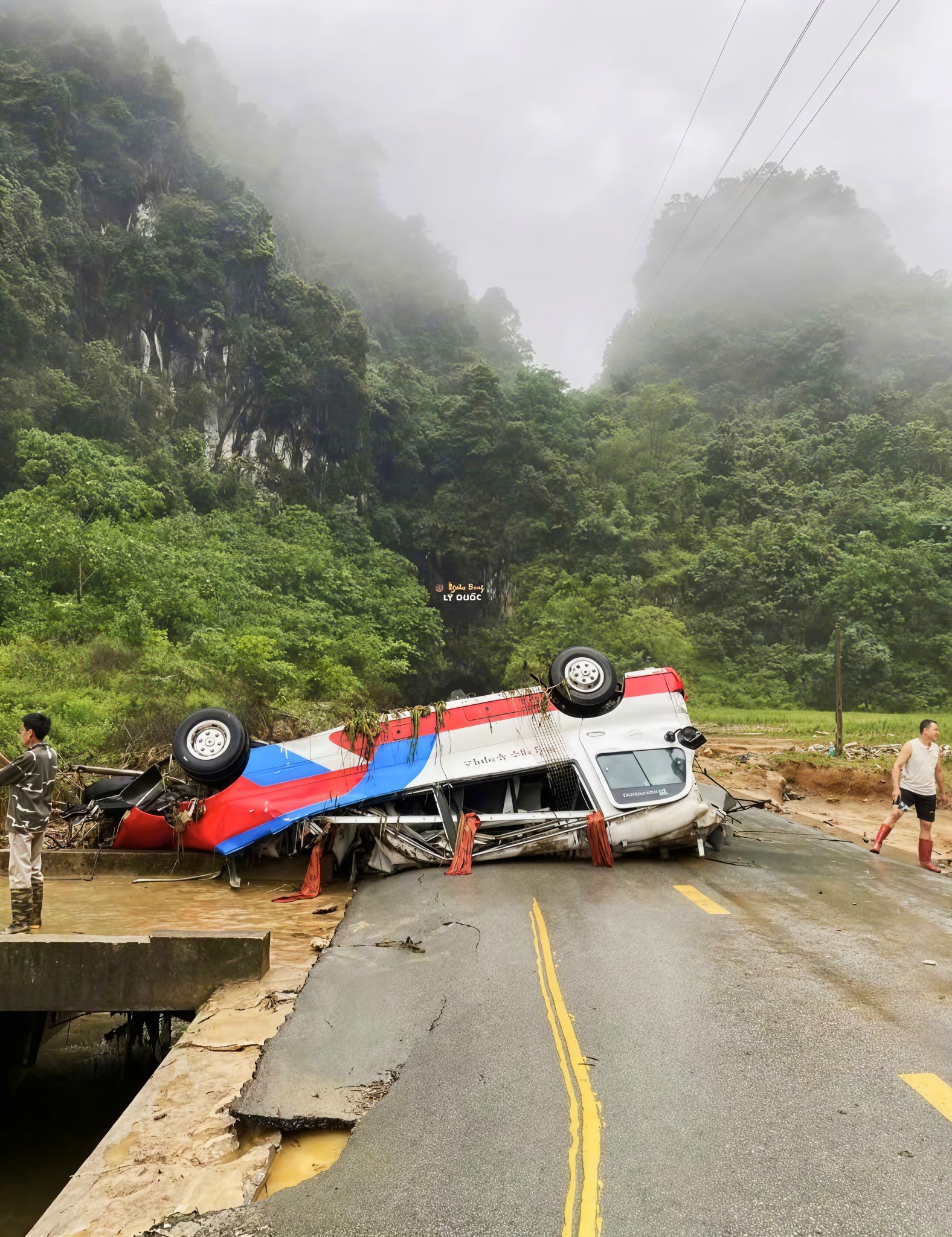 Một xe ô tô khách bị lũ cuốn trôi do mưa lũ ở Cao Bằng - Ảnh: Cao Bằng Hóng