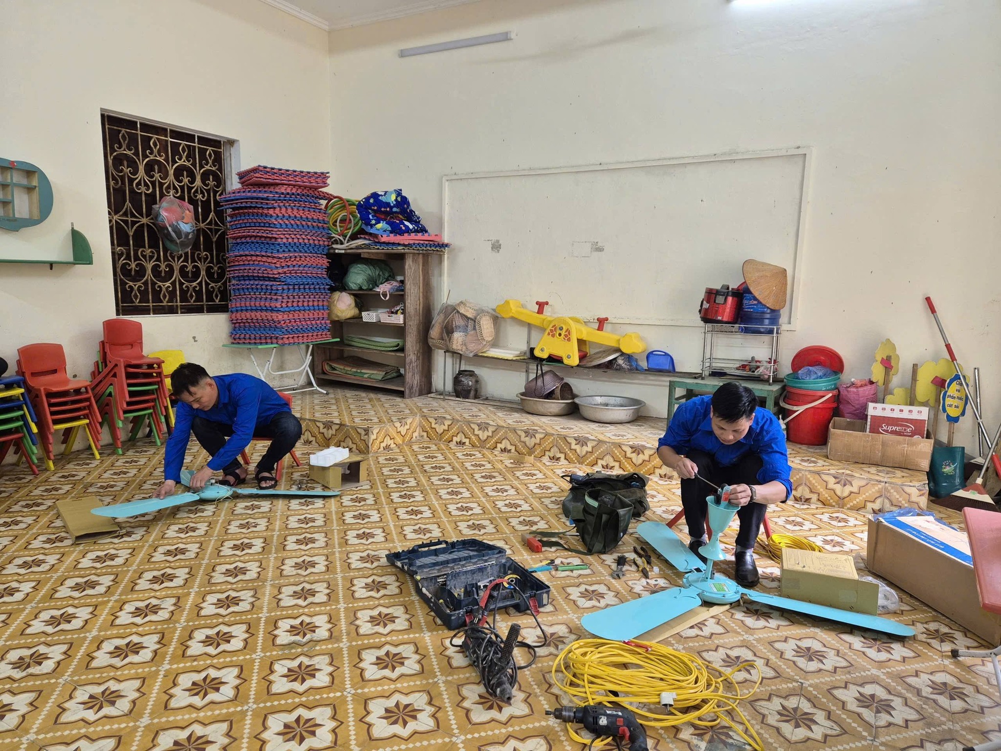 Hành trình nối dài yêu thương tại điểm trường Đồng Hẻo, xã Cát Thịnh, Tỉnh Lào Cai 1 Các đoàn viên thanh niên đã trực tiếp kiểm tra, sửa chữa hệ thống điện, nước tại các điểm trường nhằm đảm bảo điều kiện sinh hoạt và học tập an toàn cho học sinh.