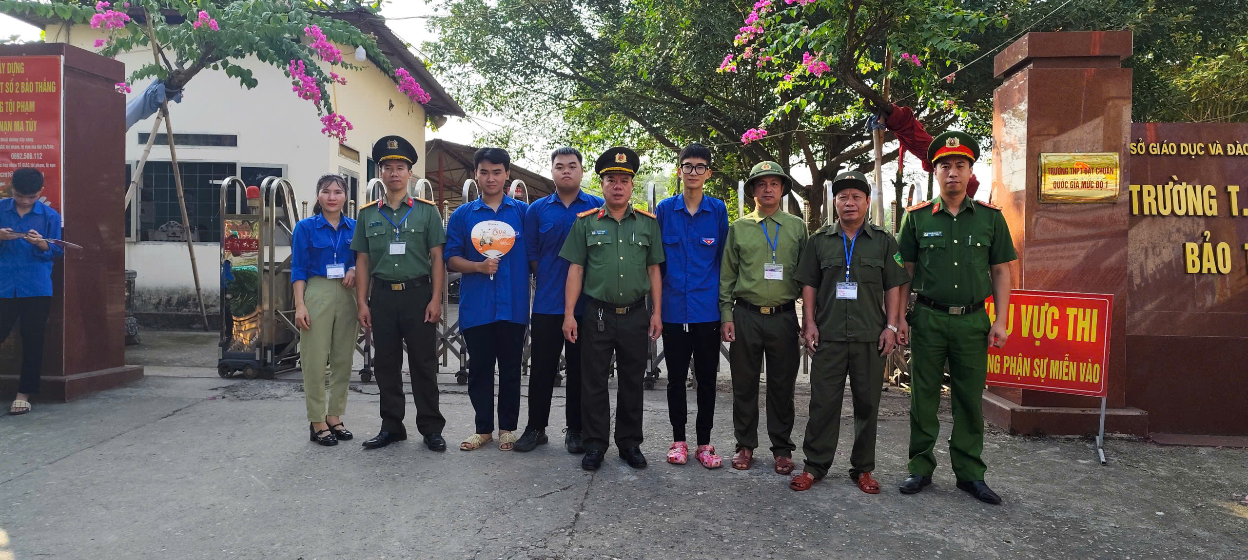 Công an xã Gia Phú tích cực hỗ trợ thí sinh, đảm bảo an ninh trật tự và an toàn trong kỳ thi tuyển sinh vào lớp 10. Ảnh CAX Gia Phú