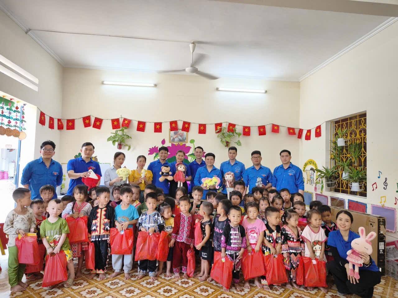 Hành trình nối dài yêu thương tại điểm trường Đồng Hẻo, xã Cát Thịnh, Tỉnh Lào Cai 3 Nhiều phần quà ý nghĩa và thiết thực đã được trao tận tay các em nhỏ, góp phần động viên tinh thần và tiếp thêm niềm vui cho các em.
