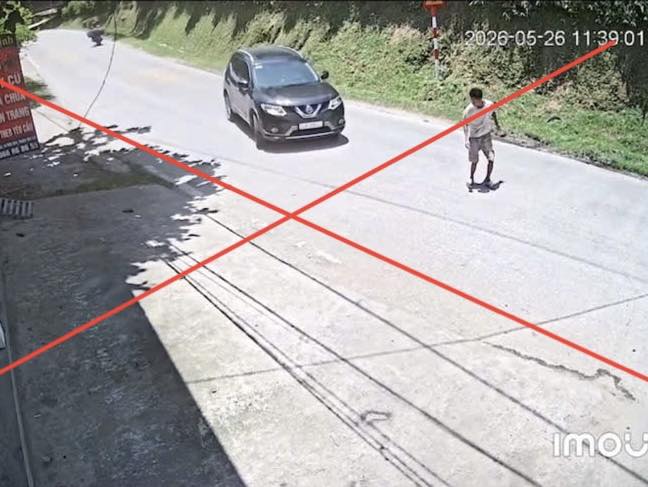 Công An Xã Bát Xát Làm Việc Với Người Đàn Ông Đi Bộ Giữa Quốc Lộ 4E Gây Mất An Toàn Giao Thông 1 Người đàn ông làm việc với công an sau vụ đi bộ giữa quốc lộ.