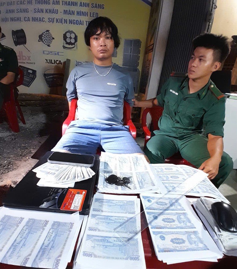 Vừa Ra Tù Đã Tái Phạm, Đối Tượng Mang Máy In Tiền Giả Đi Nhiều Tỉnh 2 Lâm với số tiền giả mệnh giá 5.000 đồng chưa kịp cắt